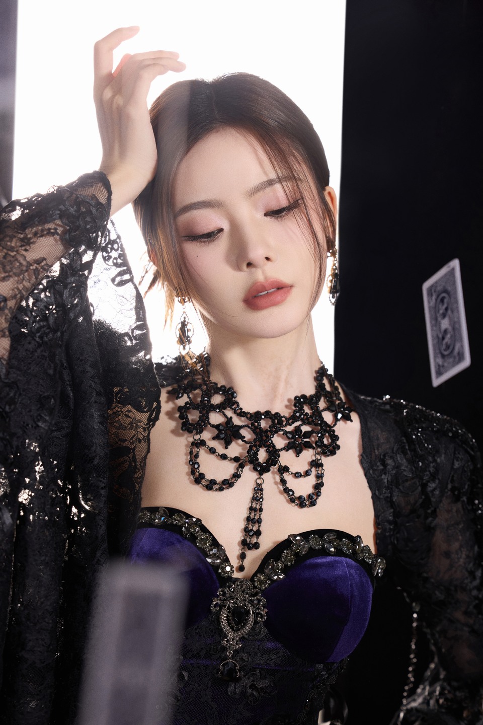 陈卓璇烟雾与光影交织中 以华丽造型解锁暗夜绮想