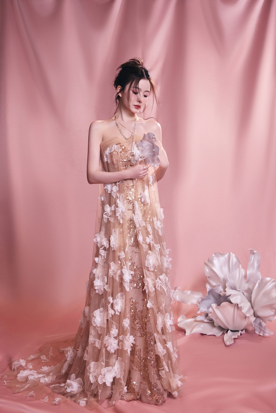 陈卓璇裸色纱裙裹挟温柔光晕 立体花簇似梦境绽放