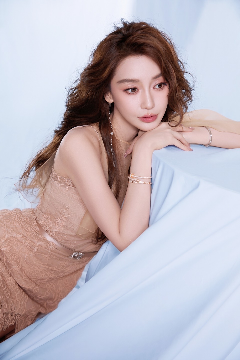 Angelababy蕾丝细腻衬着明丽 奔赴是最好的应和