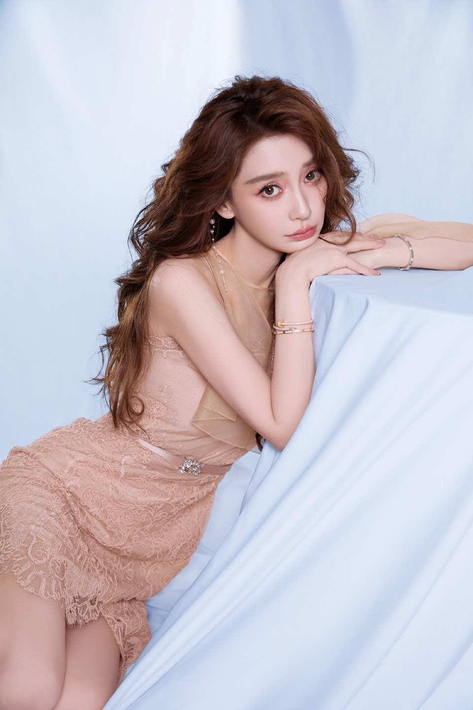 Angelababy蕾丝细腻衬着明丽 奔赴是最好的应和  第10张