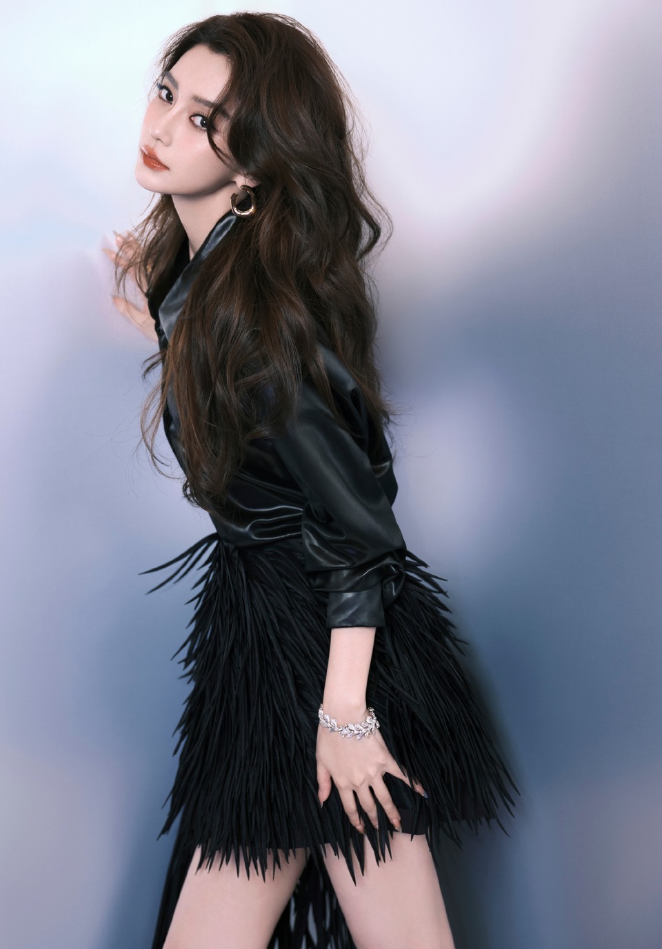 Angelababy光缕缠上皮质衣摆 浪漫因子在明暗褶皱里悄然生长