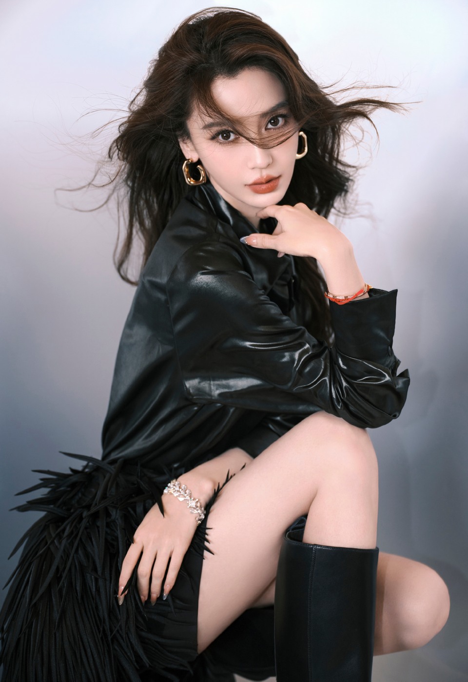 Angelababy光缕缠上皮质衣摆 浪漫因子在明暗褶皱里悄然生长