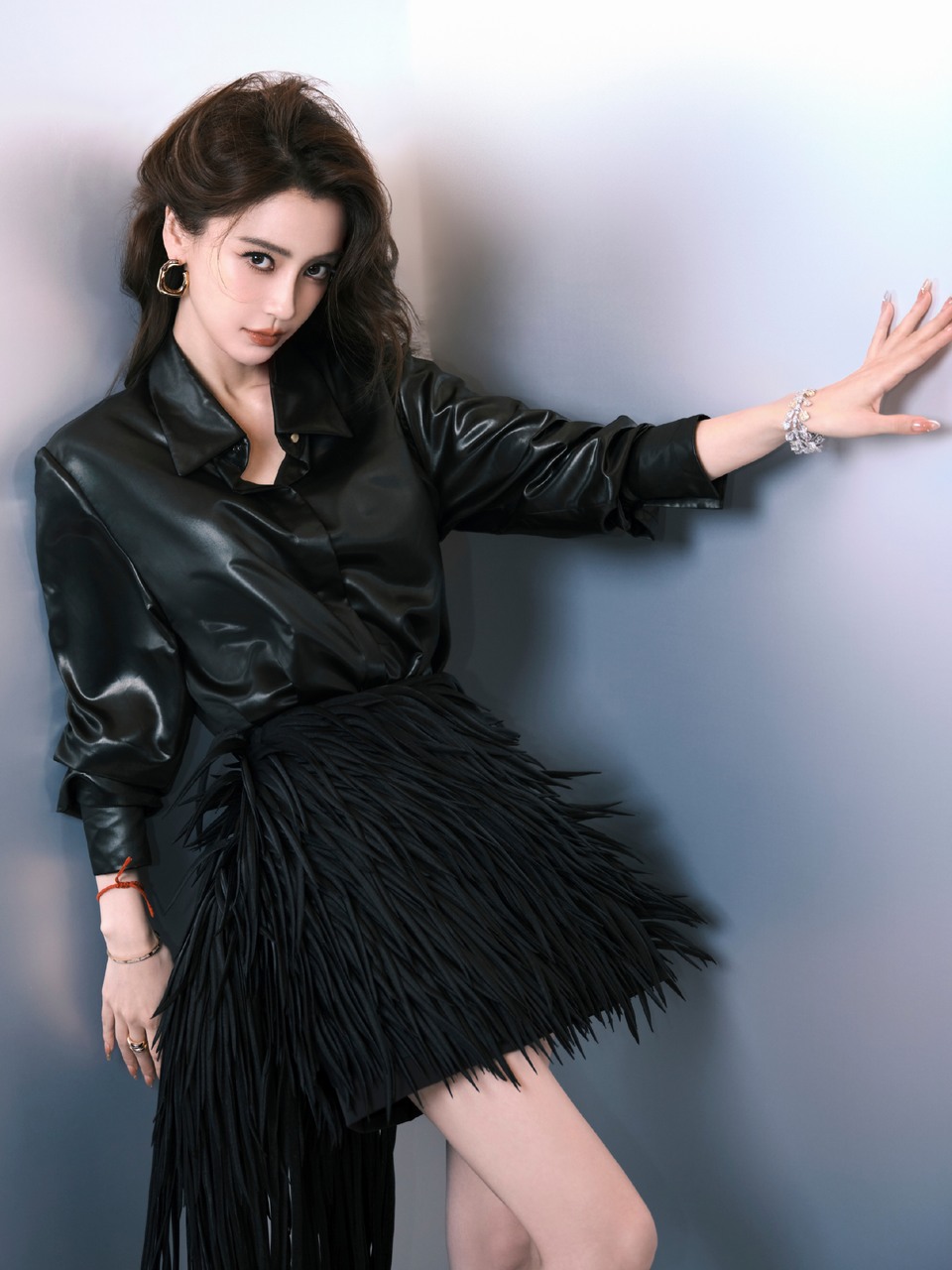 Angelababy光缕缠上皮质衣摆 浪漫因子在明暗褶皱里悄然生长  第7张