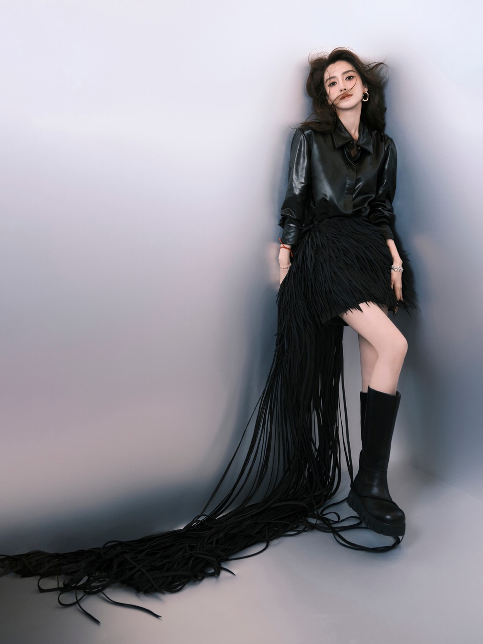 Angelababy光缕缠上皮质衣摆 浪漫因子在明暗褶皱里悄然生长