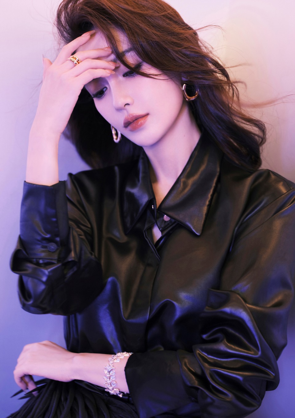 Angelababy光缕缠上皮质衣摆 浪漫因子在明暗褶皱里悄然生长