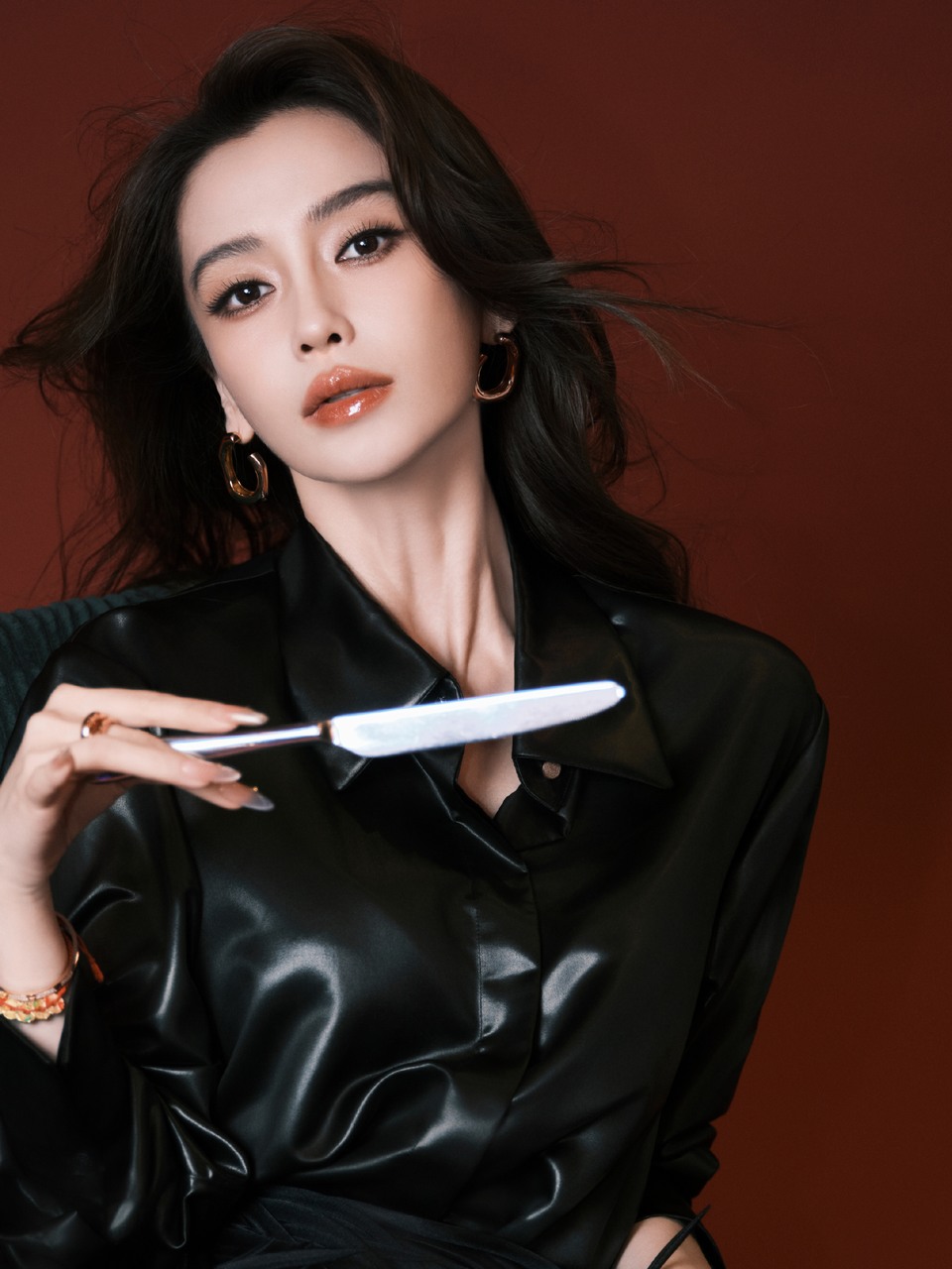 Angelababy光缕缠上皮质衣摆 浪漫因子在明暗褶皱里悄然生长
