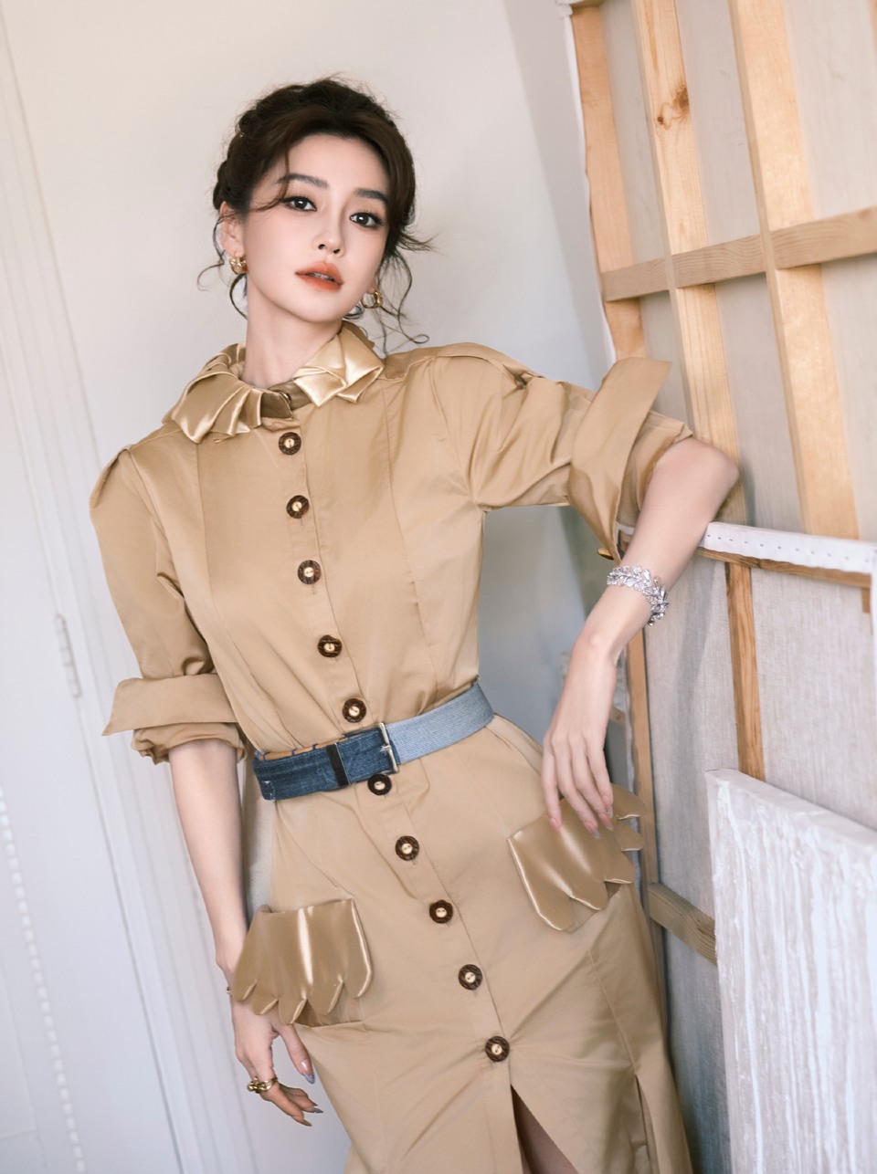 Angelababy暖金衣纹裹着沪上微风 优雅随步履漫延  第9张