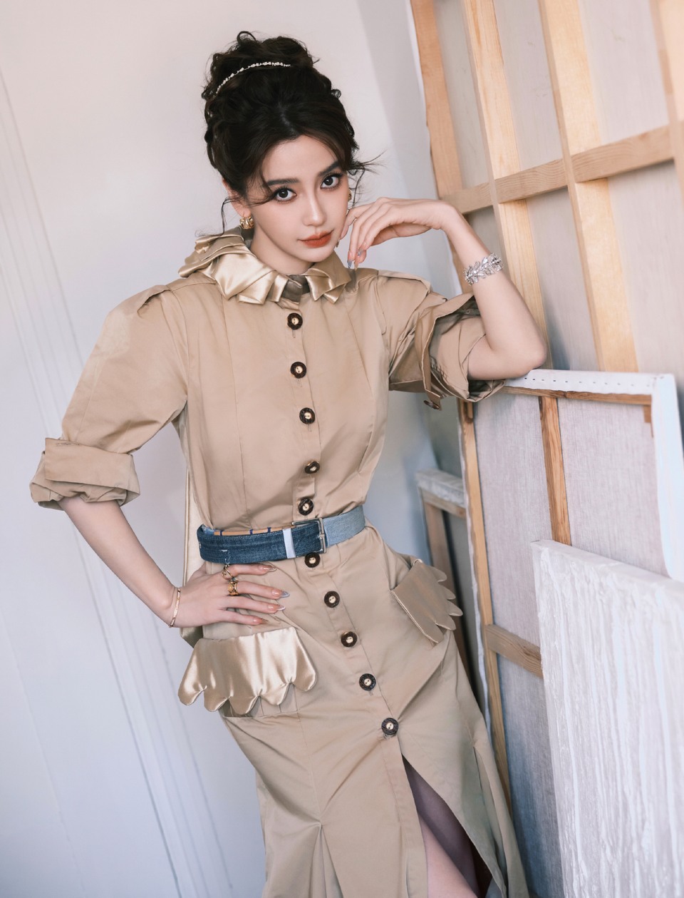 Angelababy暖金衣纹裹着沪上微风 优雅随步履漫延  第11张