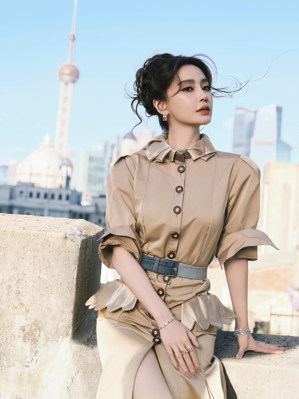 Angelababy暖金衣纹裹着沪上微风 优雅随步履漫延
