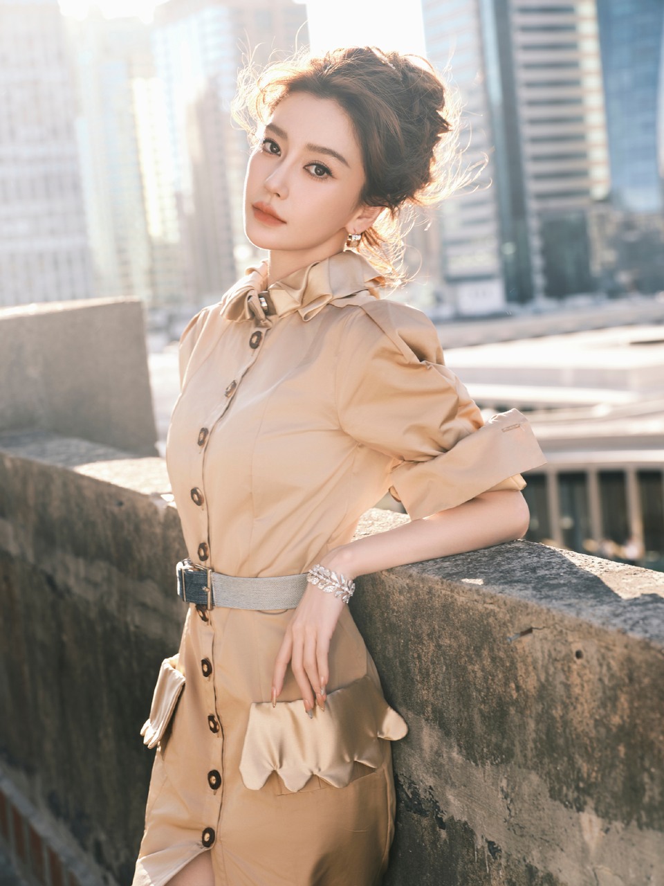 Angelababy暖金衣纹裹着沪上微风 优雅随步履漫延