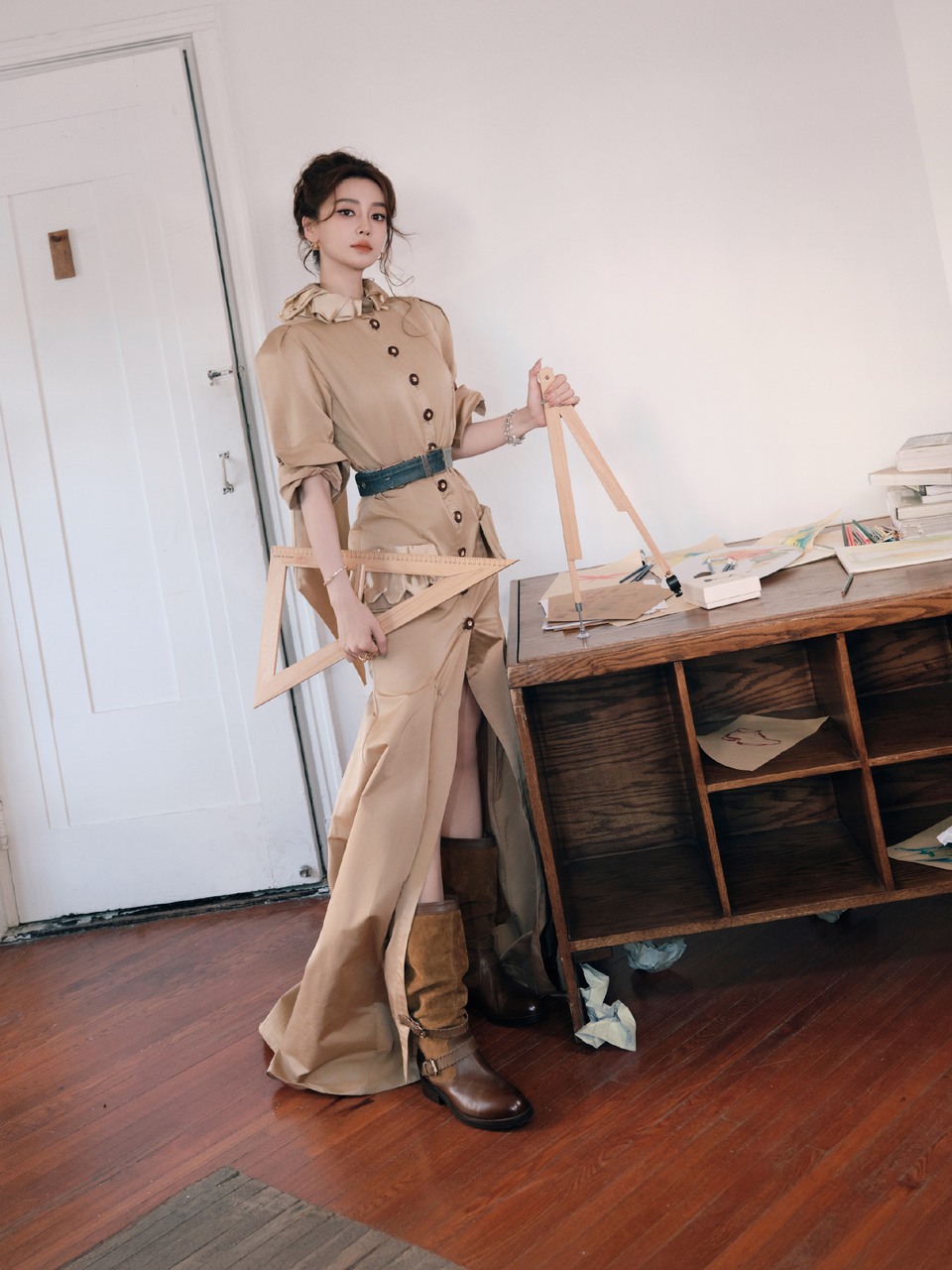 Angelababy暖金衣纹裹着沪上微风 优雅随步履漫延