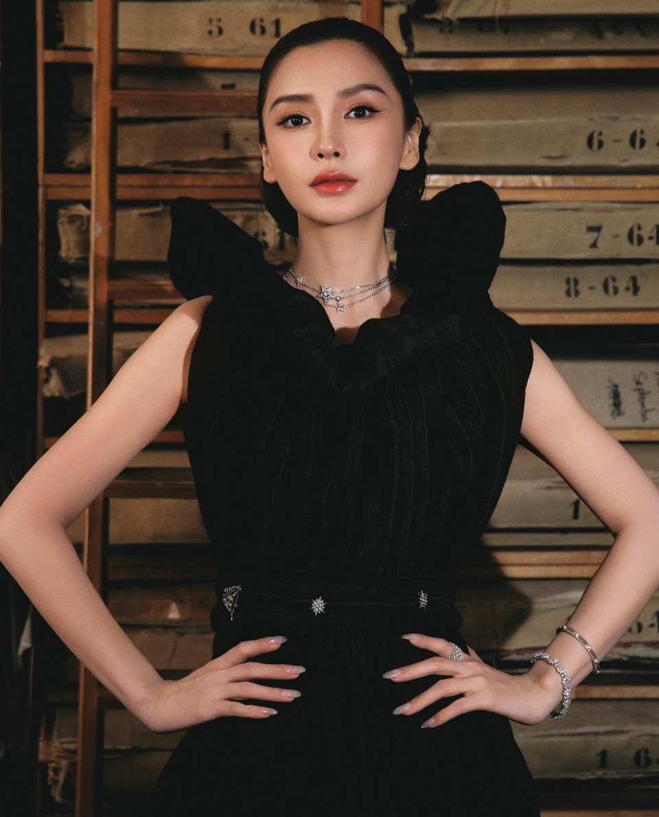 Angelababy锋芒与星河的交界 温润珠链轻抚颈间  第10张