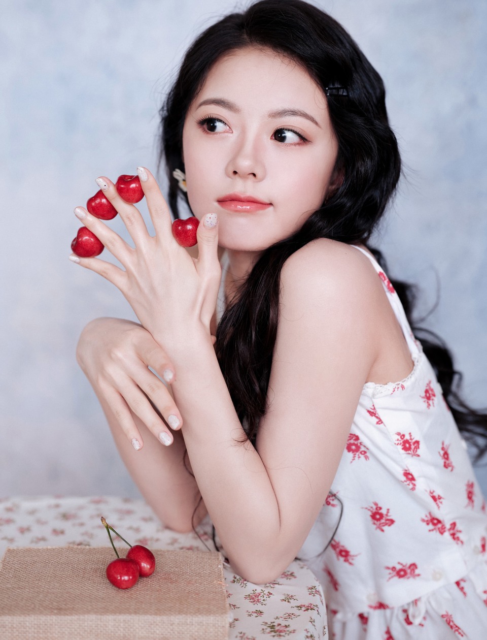 赵今麦将甜蜜藏于笑意 裙摆漾起整个午后的清凉