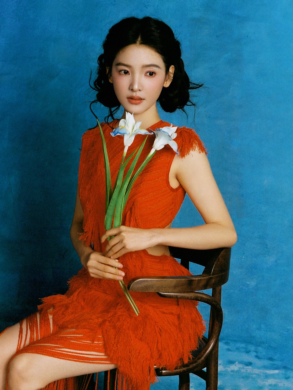 章若楠花朵簇拥之下 油画浓墨鲜丽最明媚的一瞬