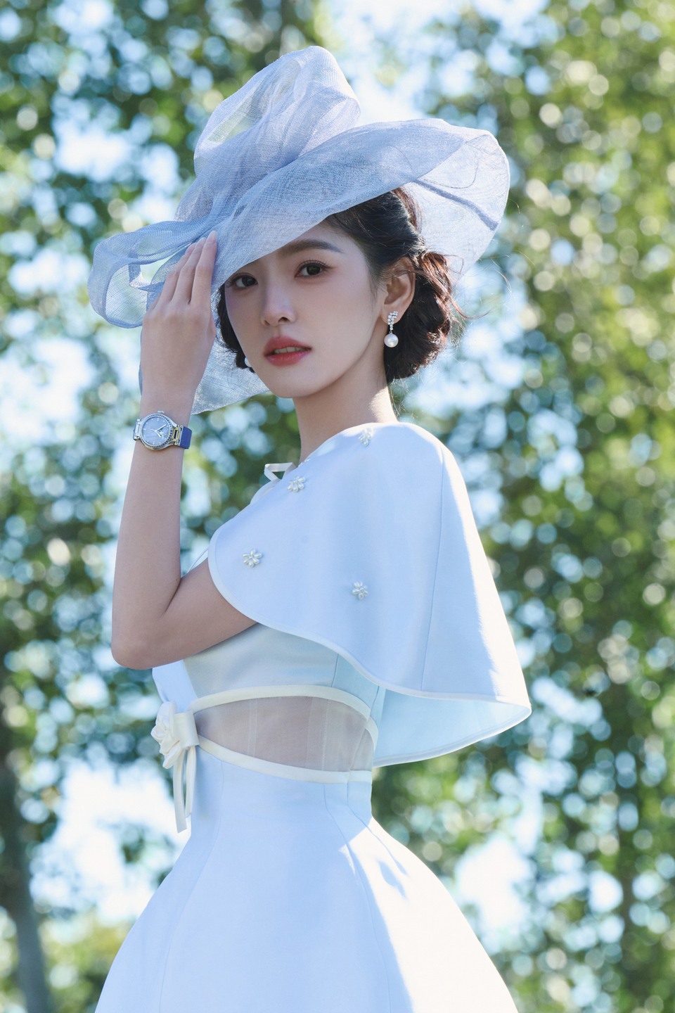 章若楠策马缓缓而来 沉浸式感受优雅时光流转  第9张
