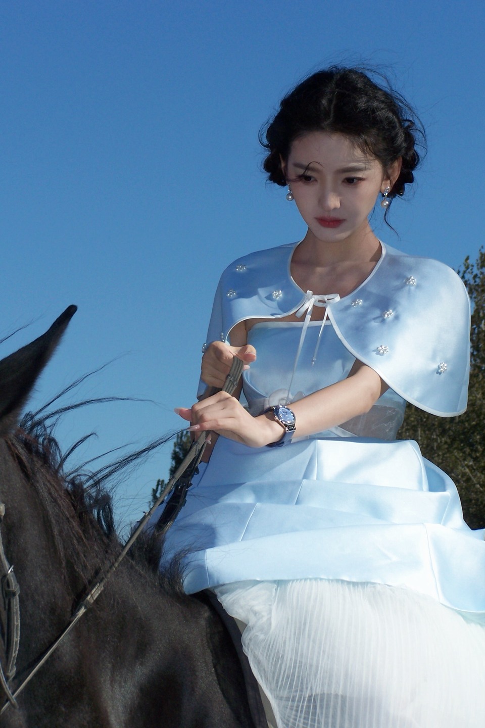 章若楠策马缓缓而来 沉浸式感受优雅时光流转