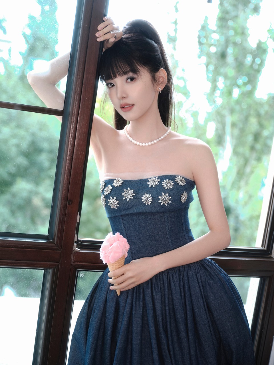 章若楠刘海儿高马尾造型 美貌更新氧气感满满  第4张