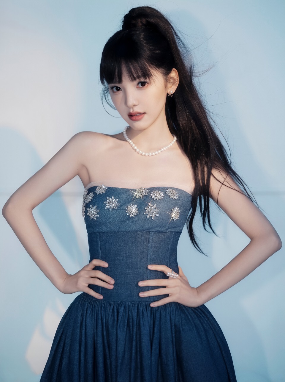 章若楠刘海儿高马尾造型 美貌更新氧气感满满  第2张