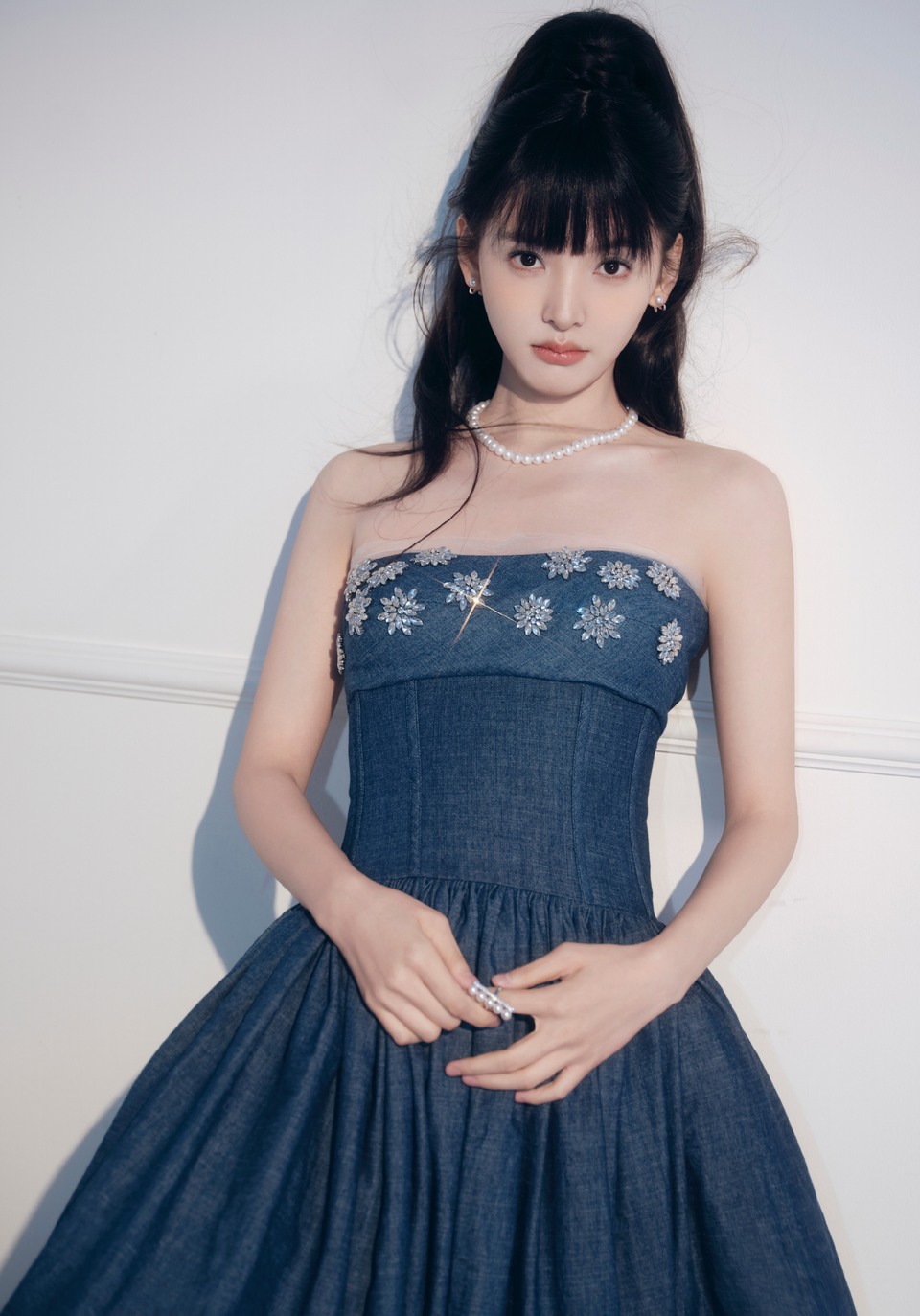 章若楠刘海儿高马尾造型 美貌更新氧气感满满  第1张