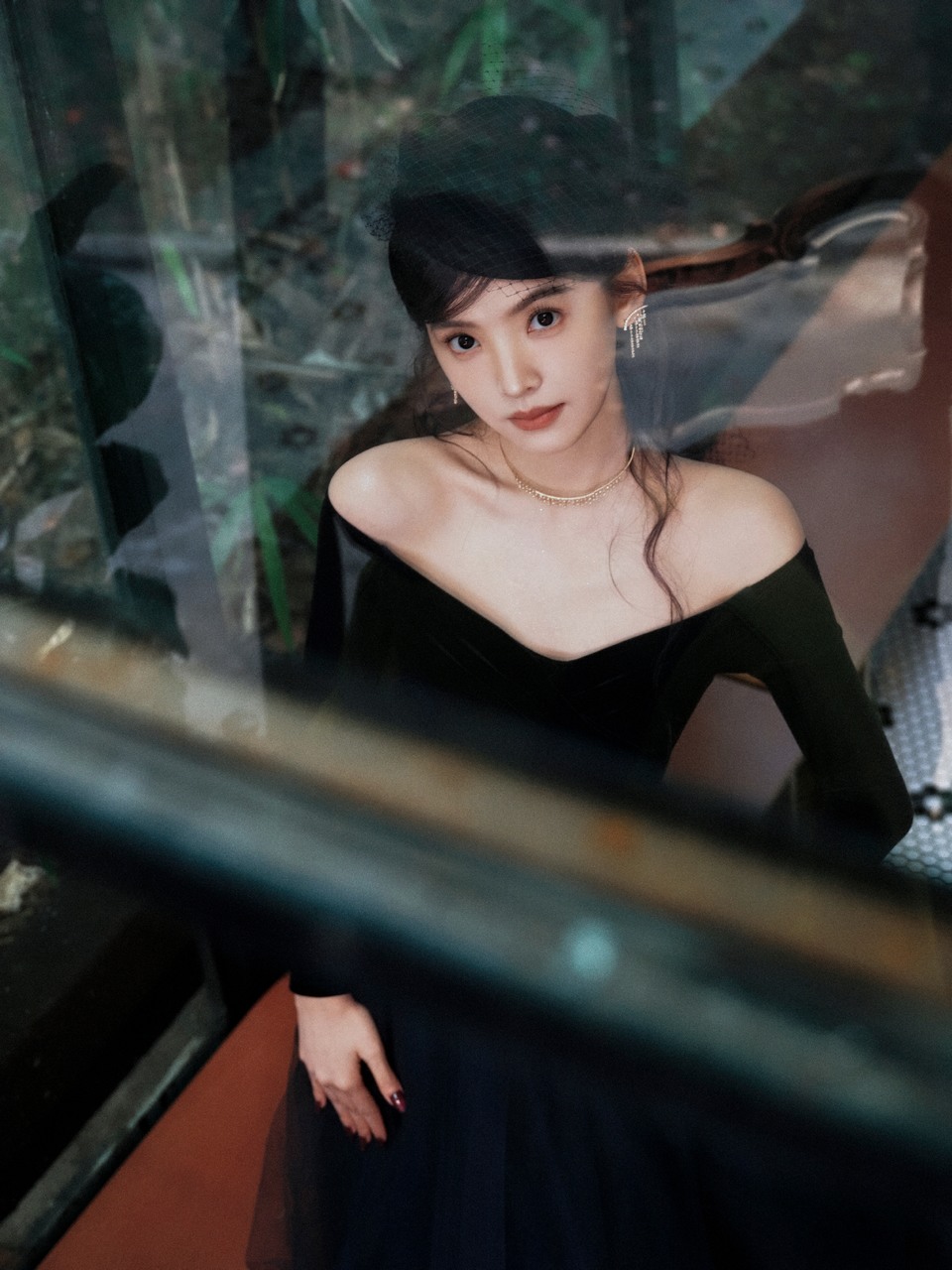 章若楠黑色纱裙温婉优雅 珠光熠动绽放矜贵绮梦  第5张