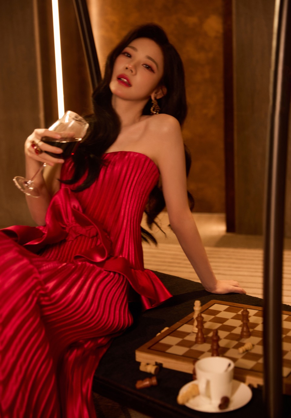 张紫宁自在享受惬意时光 红玫灼灼明媚夺目