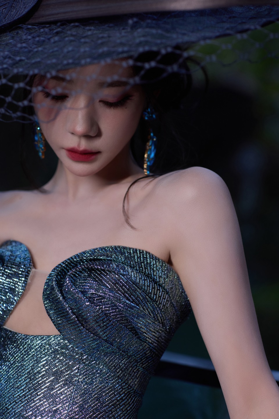 张紫宁光影交织下恬淡可人 怦然映梦循迹漫漫时光  第9张