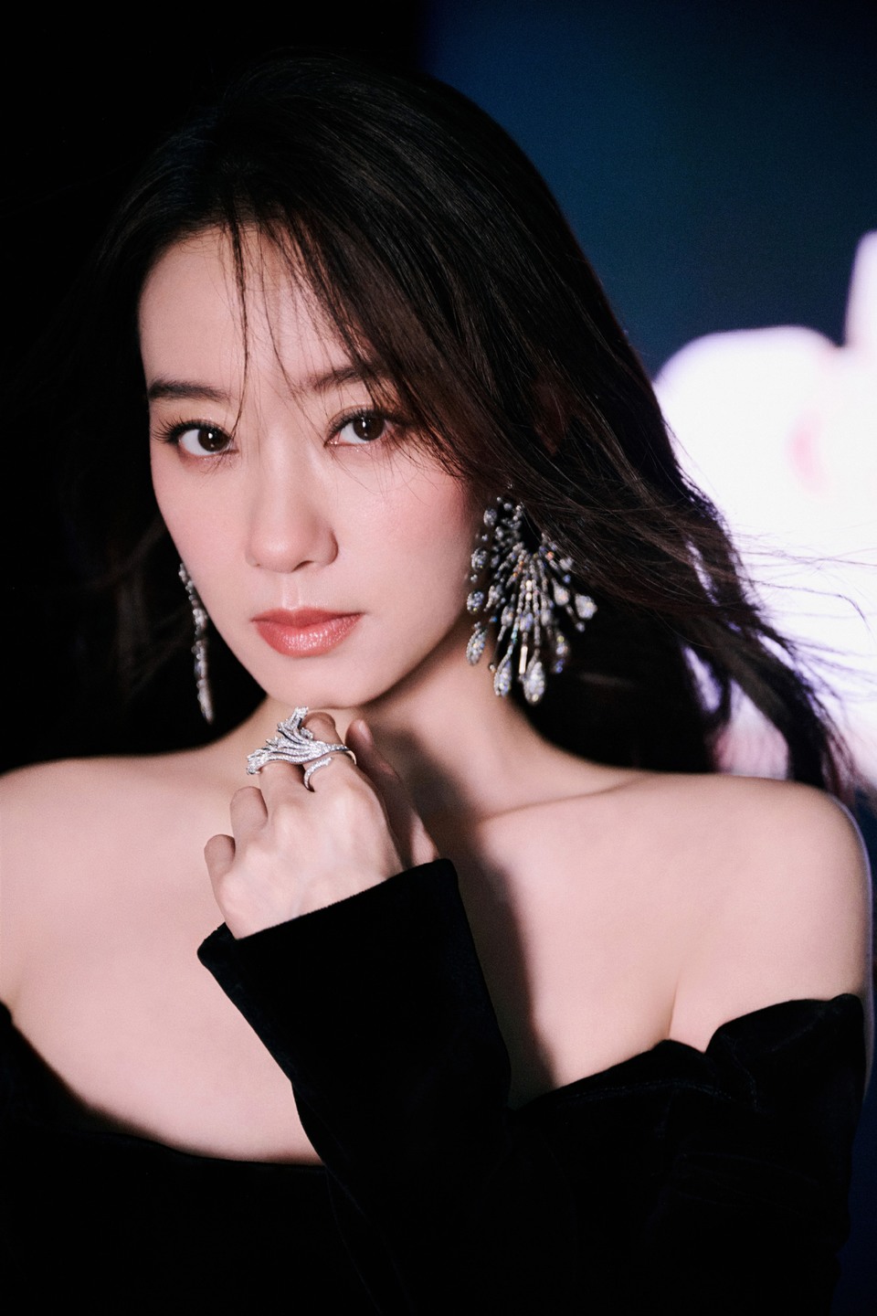 张小斐绽放于形自在于心 如水墨丹青风骨自成