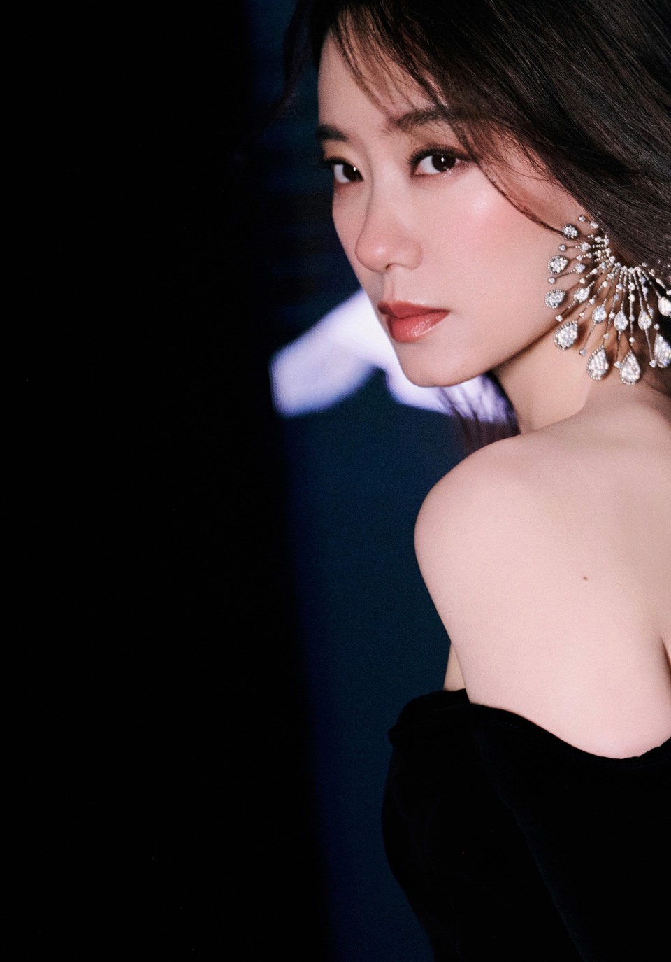 张小斐绽放于形自在于心 如水墨丹青风骨自成