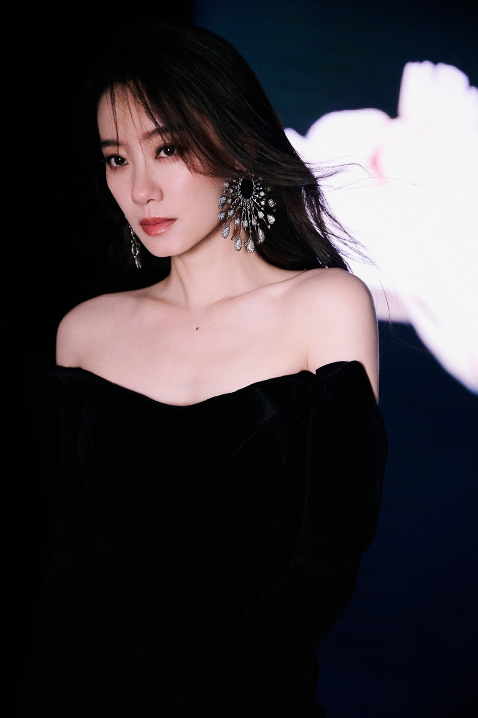 张小斐绽放于形自在于心 如水墨丹青风骨自成