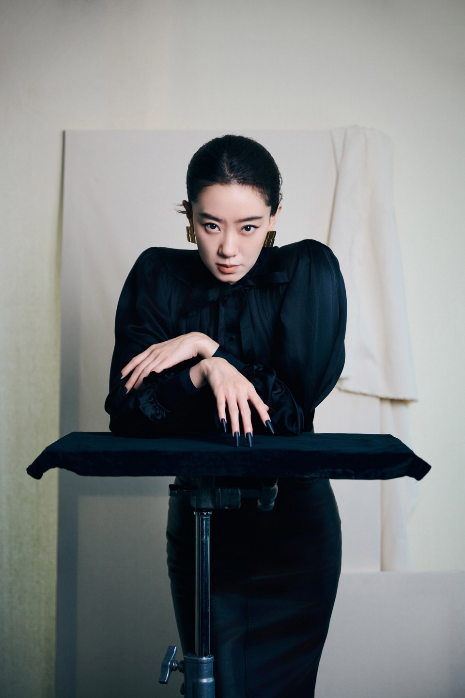 张小斐暗夜流光间演绎经典与摩登的碰撞 相映成韵  第9张