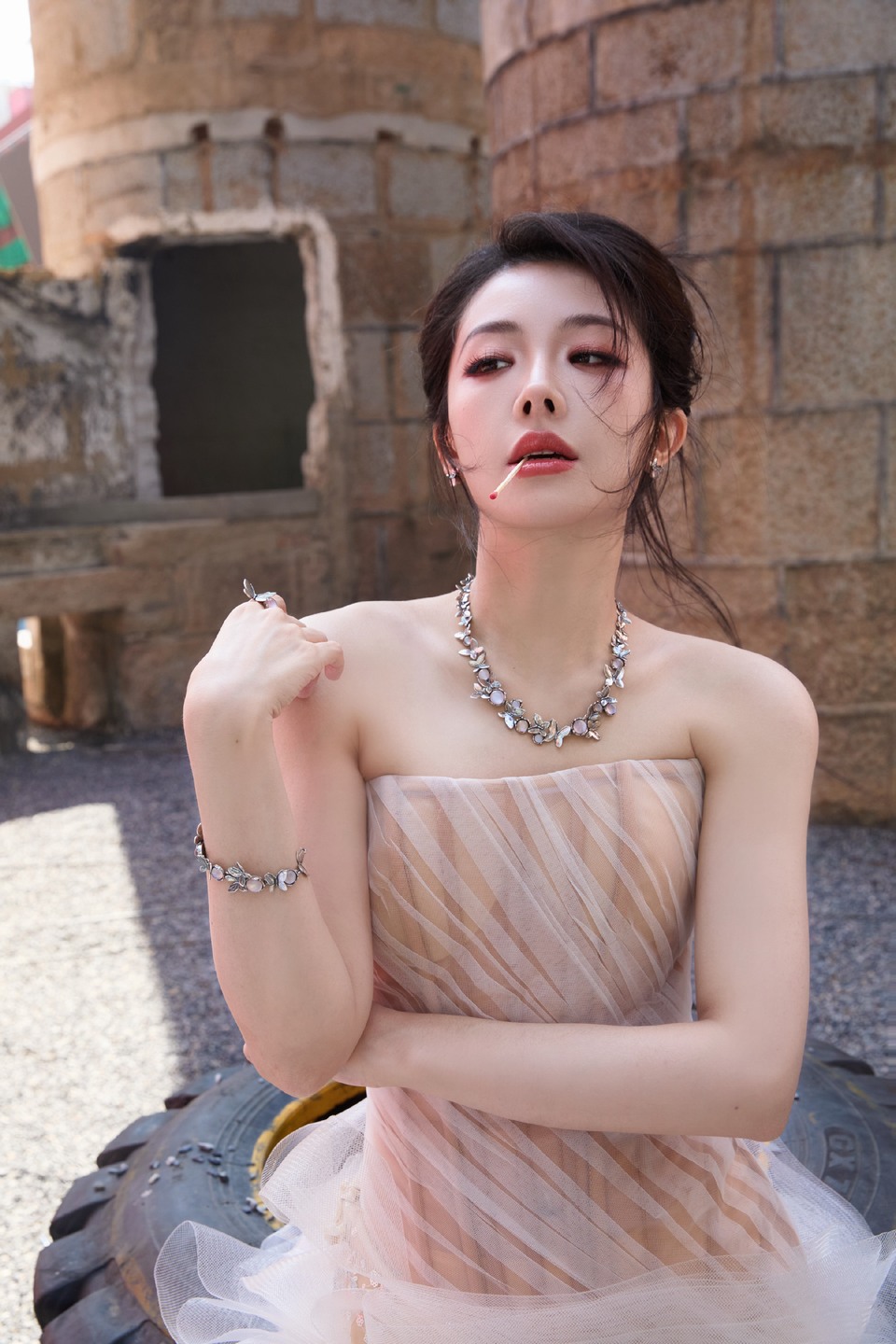 喻言神秘诡谲奇迹张力 硬线条与包裹型垂褶碰撞融合  第6张