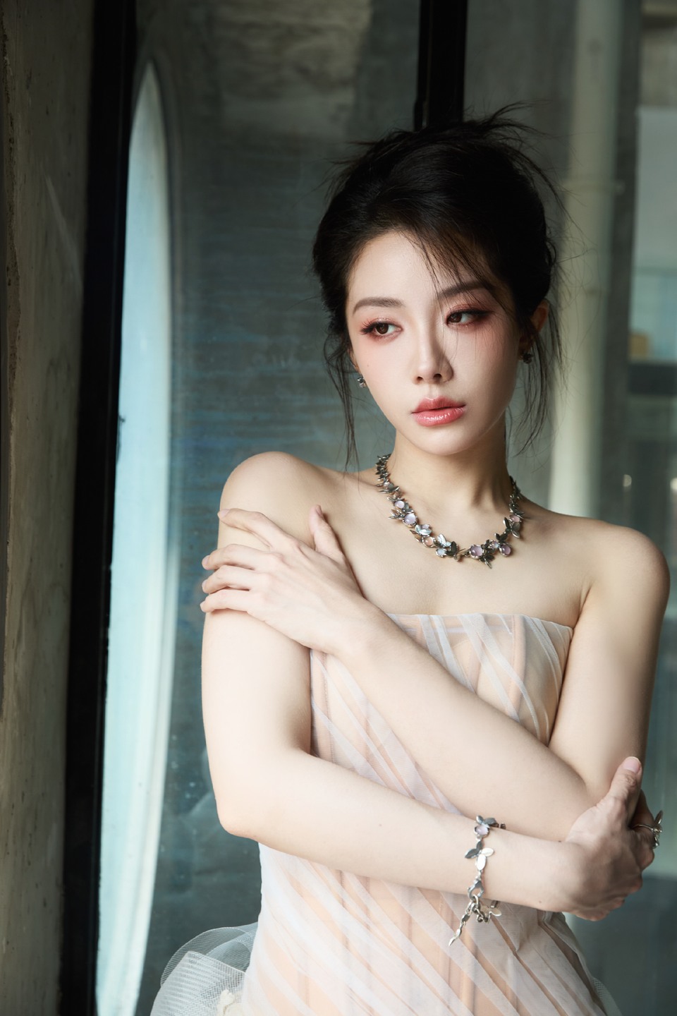 喻言神秘诡谲奇迹张力 硬线条与包裹型垂褶碰撞融合  第9张