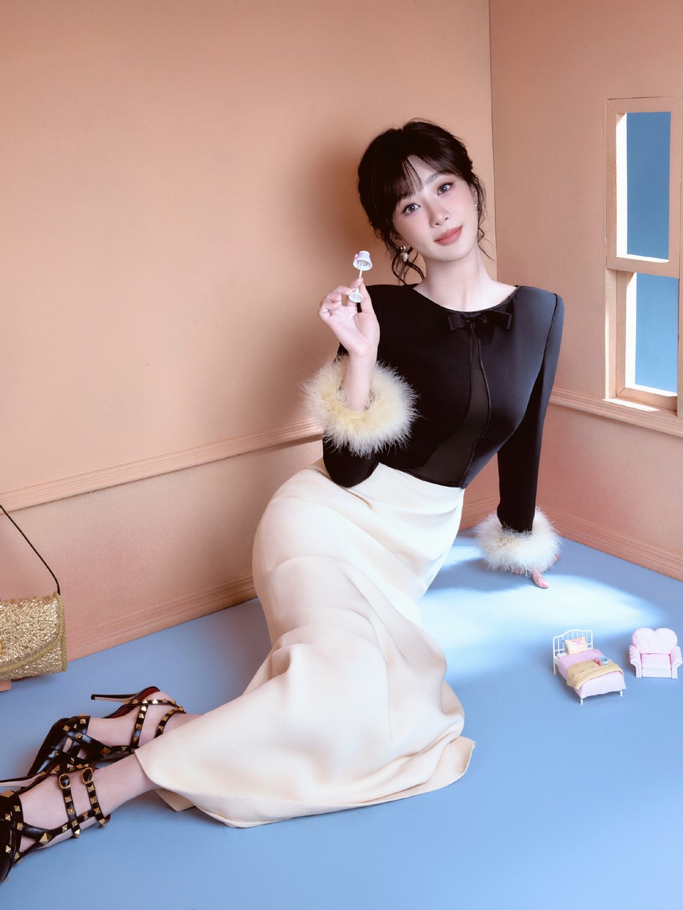 杨紫拾起光的碎片点缀裙边 书写永不褪色的浪漫