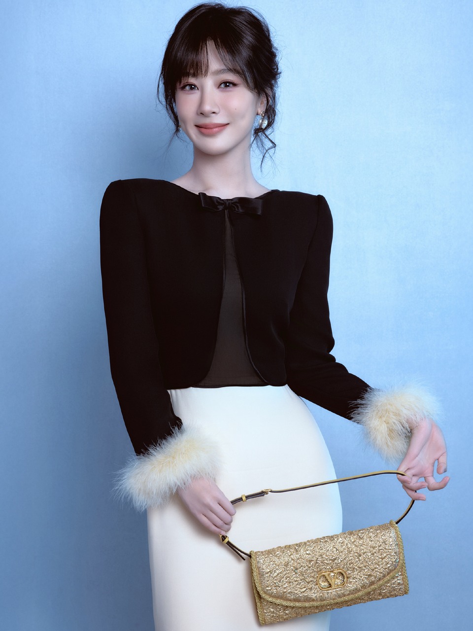 杨紫拾起光的碎片点缀裙边 书写永不褪色的浪漫
