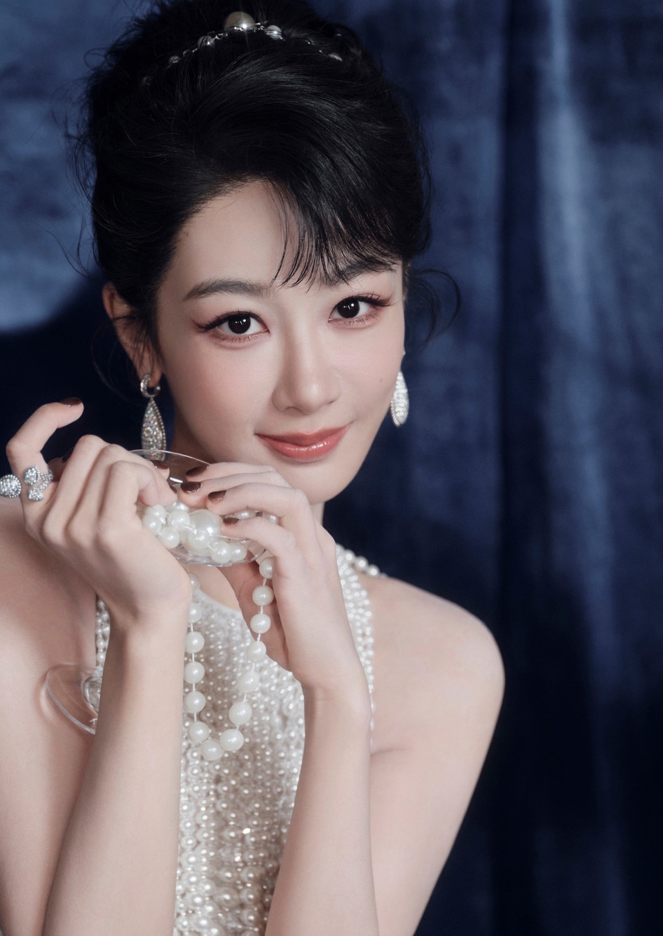 杨紫温柔韵律自带光芒 珠光编织的绮丽梦境  第7张