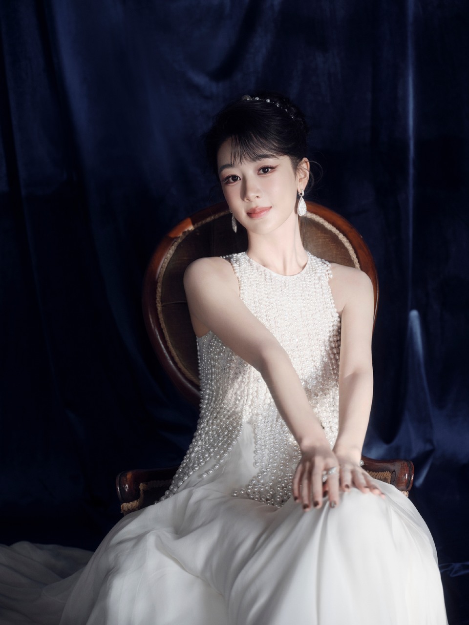 杨紫温柔韵律自带光芒 珠光编织的绮丽梦境