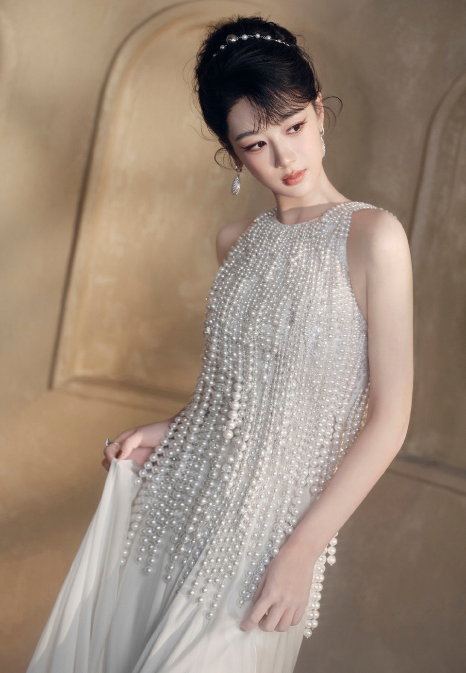 杨紫温柔韵律自带光芒 珠光编织的绮丽梦境