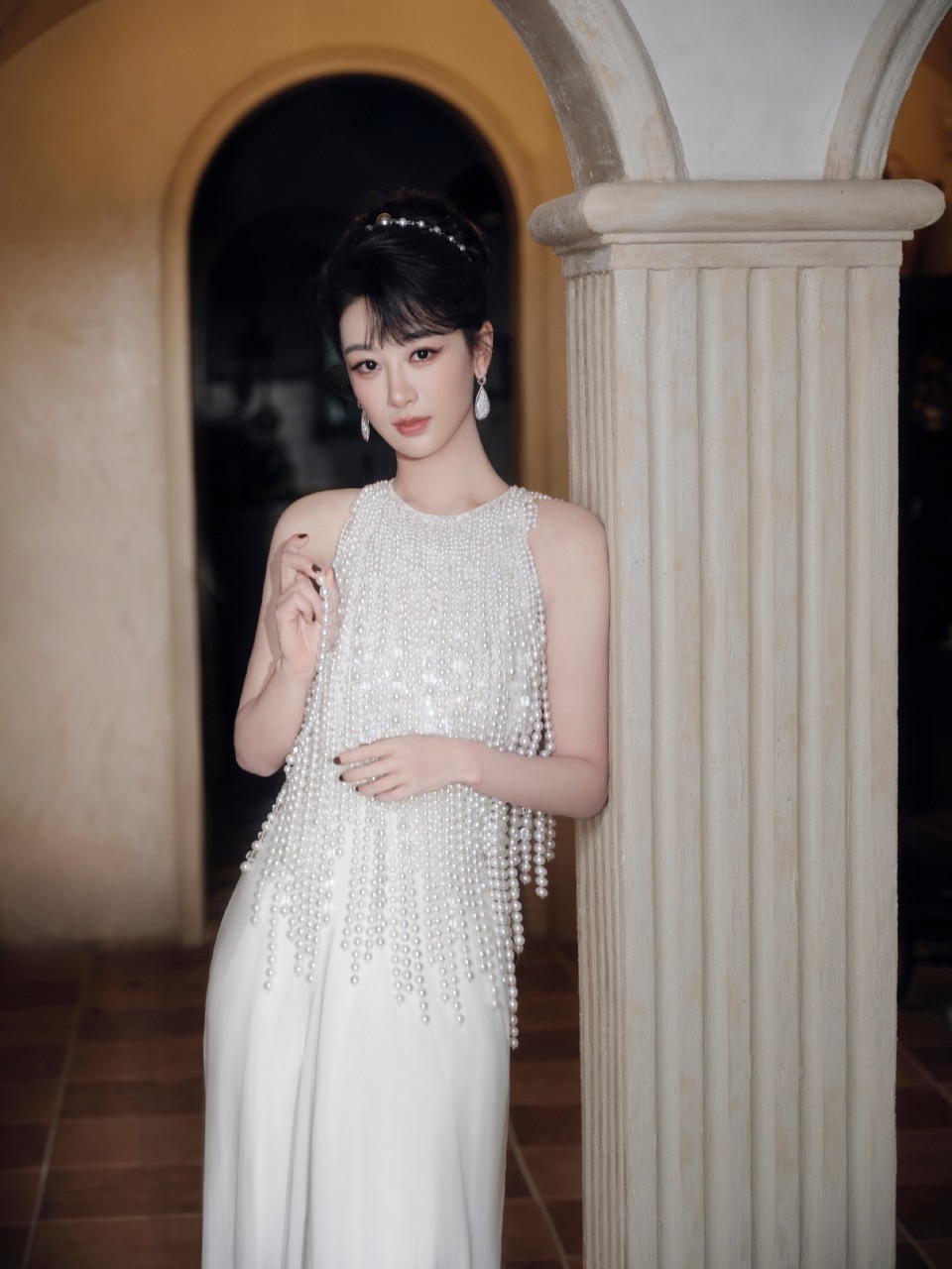 杨紫温柔韵律自带光芒 珠光编织的绮丽梦境