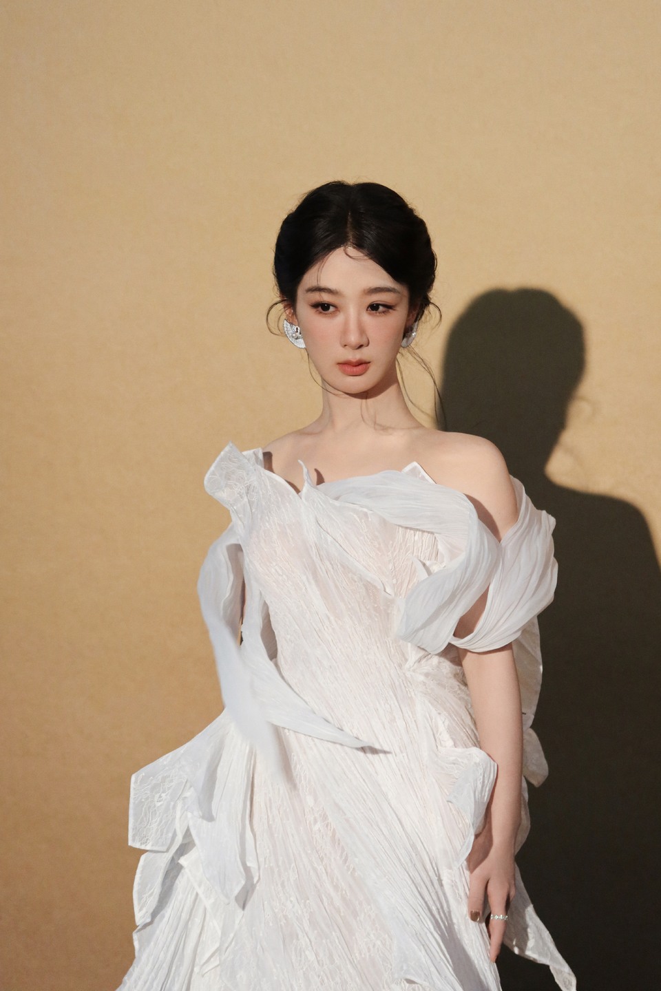 杨紫轻柔的纱复刻花瓣的脉络 于无声处悄然绽放  第7张