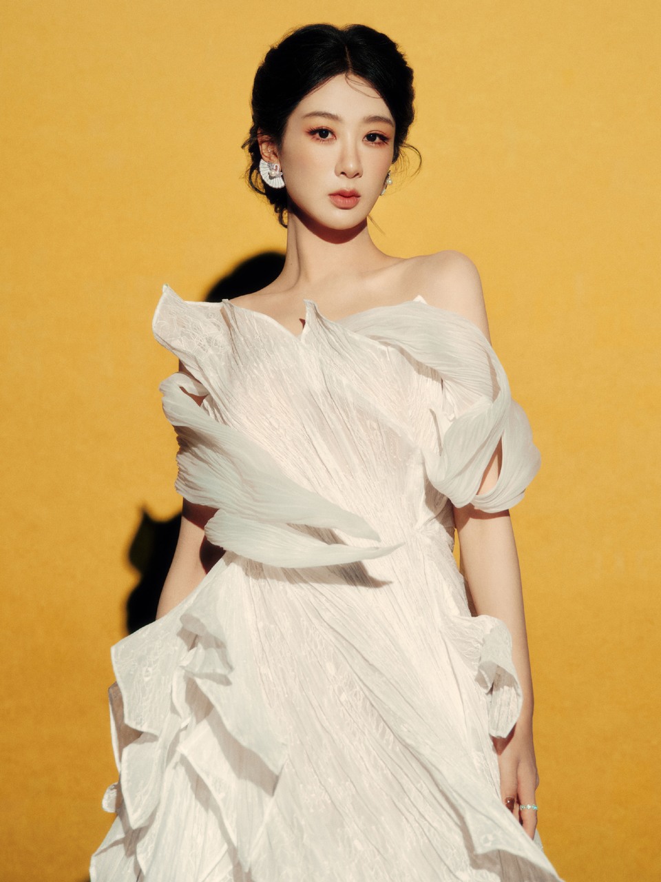 杨紫轻柔的纱复刻花瓣的脉络 于无声处悄然绽放