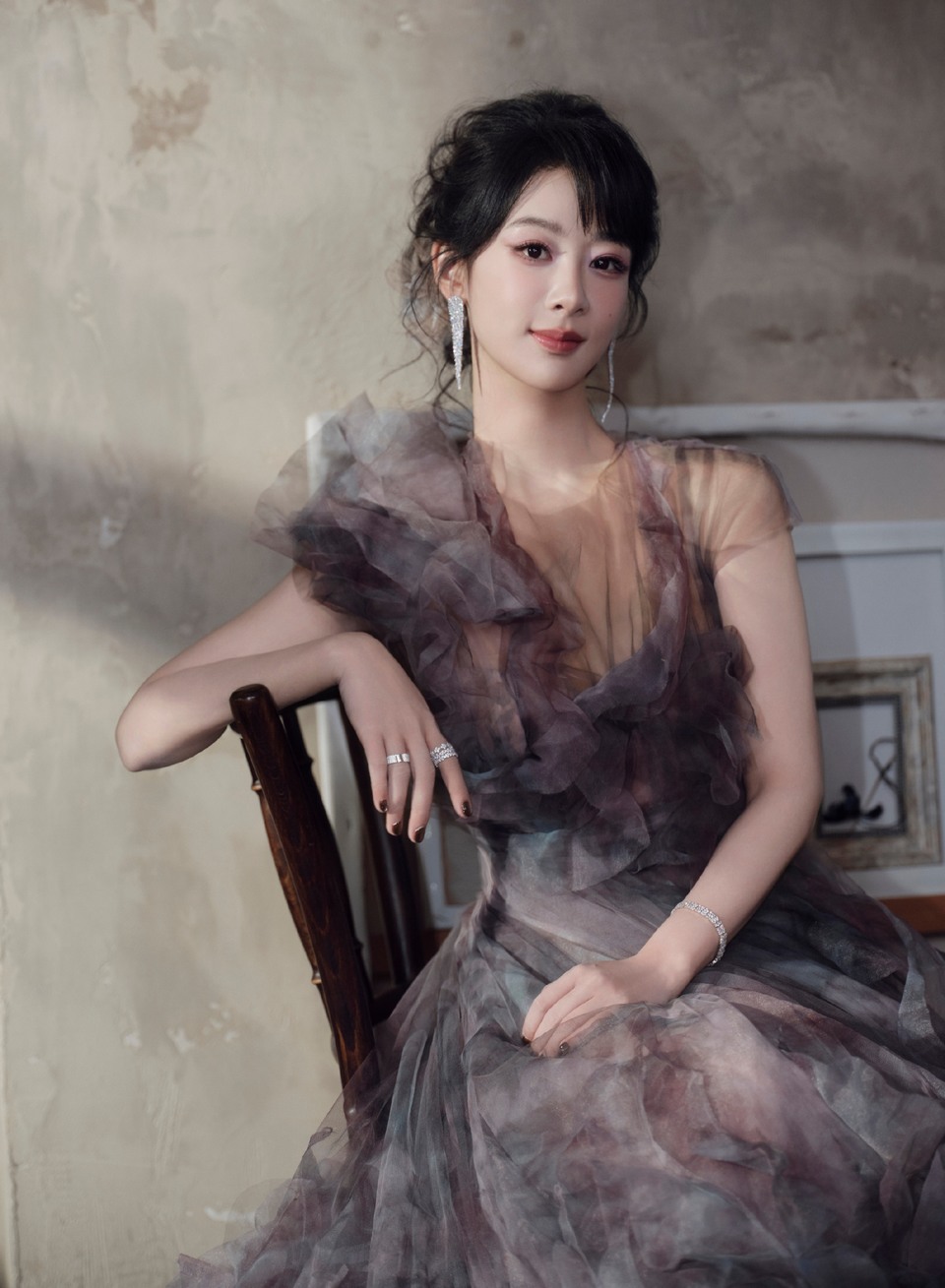 杨紫裙摆里氤氲着未干的油彩 层叠褶皱是暮色流动的温柔