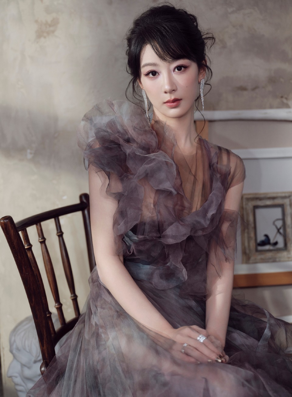 杨紫裙摆里氤氲着未干的油彩 层叠褶皱是暮色流动的温柔