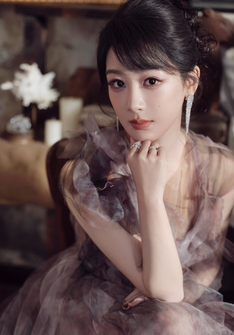 杨紫裙摆里氤氲着未干的油彩 层叠褶皱是暮色流动的温柔  第7张