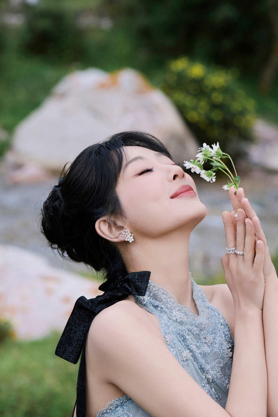 杨紫一抹蓝缱绻于轻纱氤氲丝丝心动 精致花纹绽放裙身  第9张