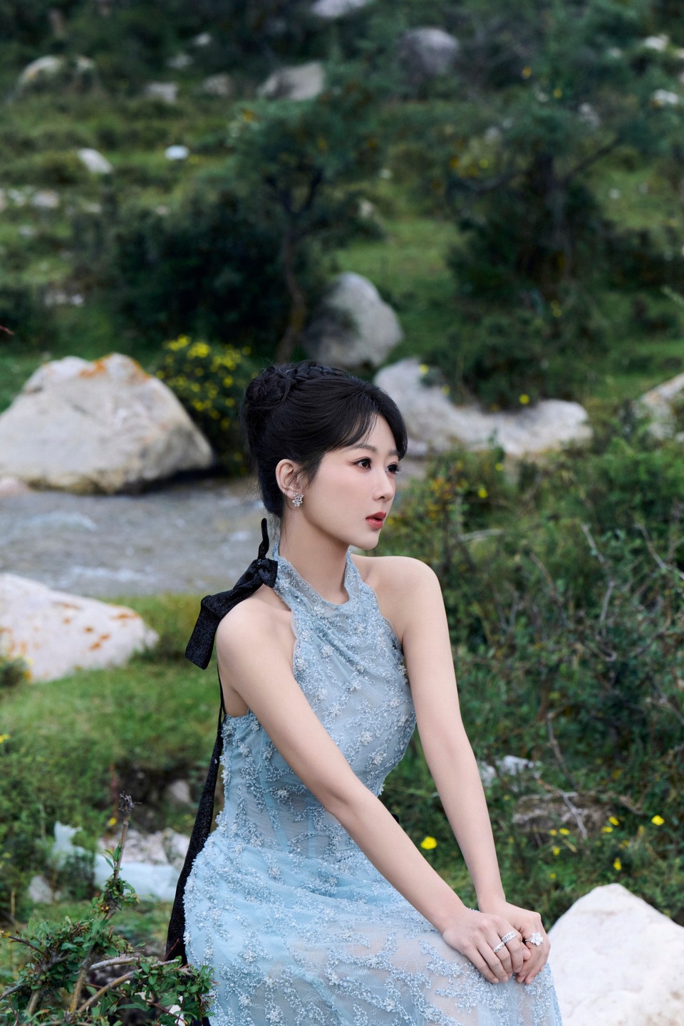 杨紫一抹蓝缱绻于轻纱氤氲丝丝心动 精致花纹绽放裙身  第10张