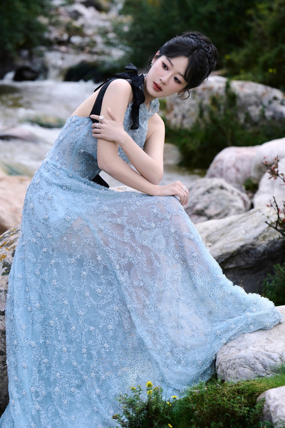 杨紫一抹蓝缱绻于轻纱氤氲丝丝心动 精致花纹绽放裙身