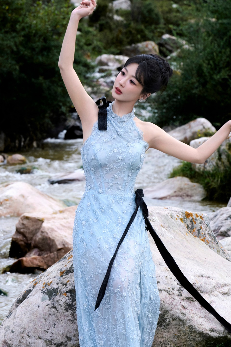杨紫一抹蓝缱绻于轻纱氤氲丝丝心动 精致花纹绽放裙身