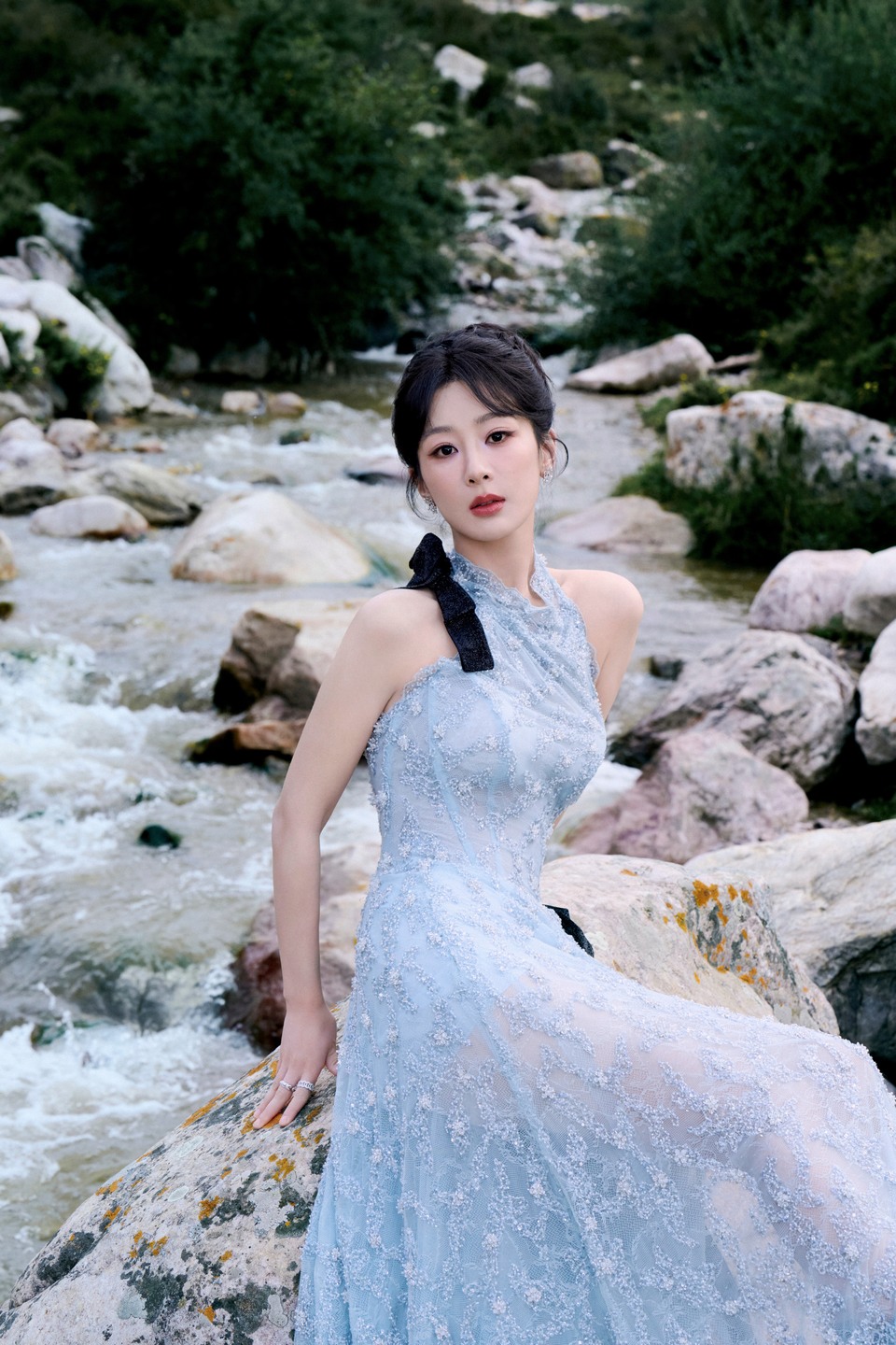 杨紫一抹蓝缱绻于轻纱氤氲丝丝心动 精致花纹绽放裙身