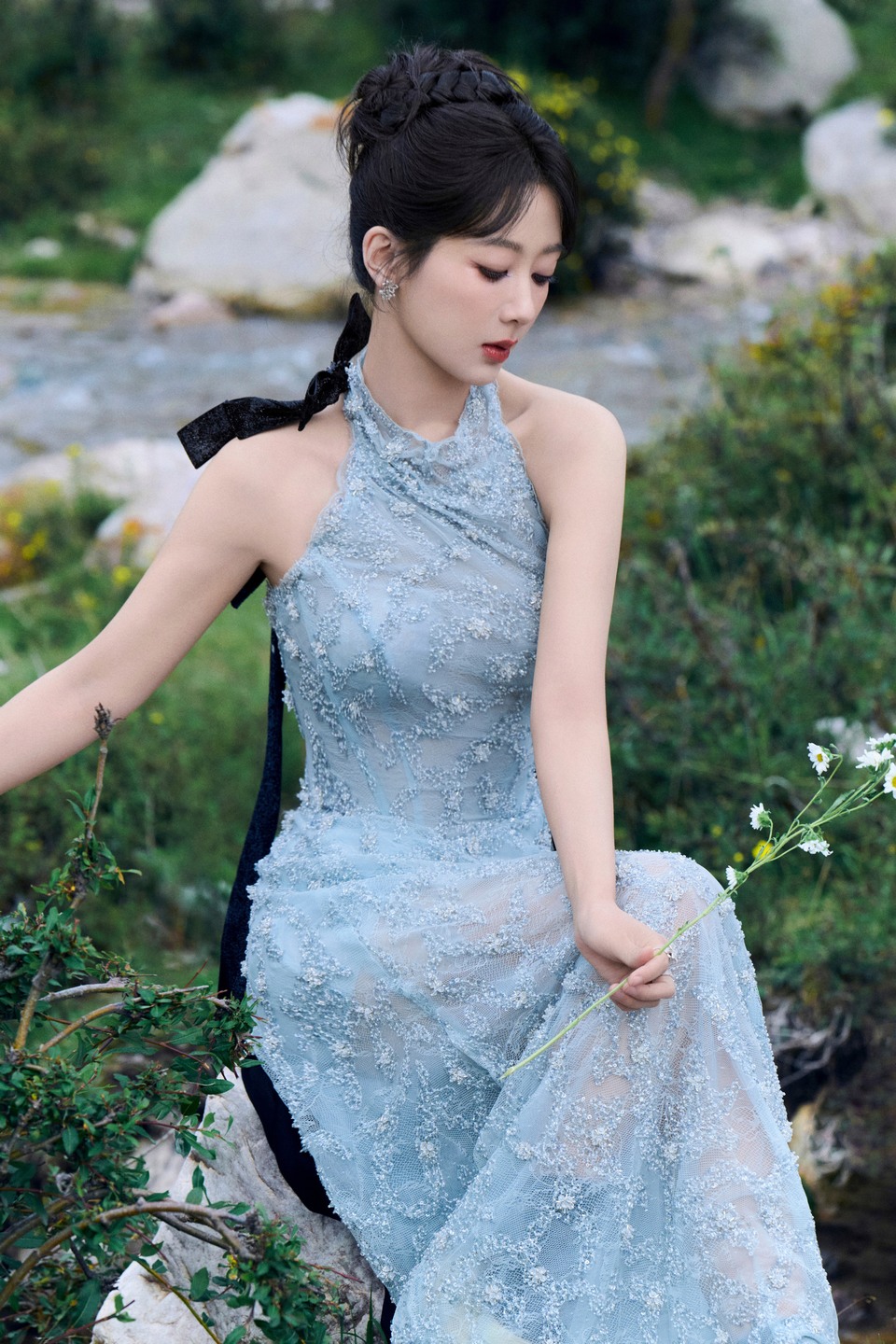 杨紫一抹蓝缱绻于轻纱氤氲丝丝心动 精致花纹绽放裙身