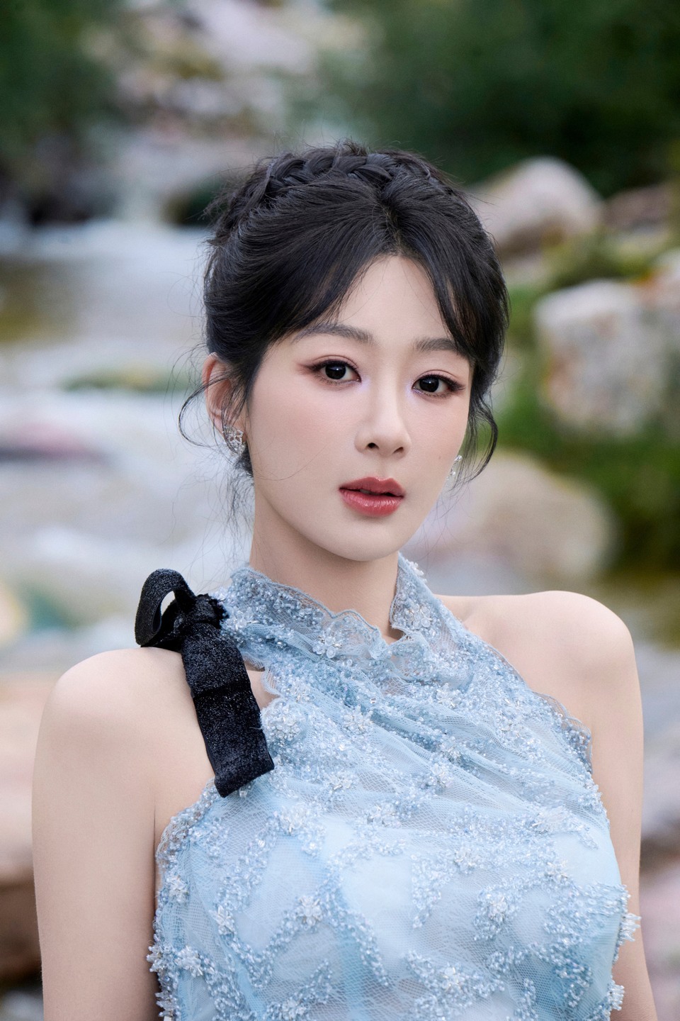 杨紫一抹蓝缱绻于轻纱氤氲丝丝心动 精致花纹绽放裙身